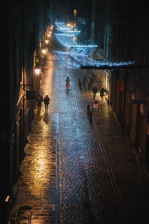 Regennasse Straße Handy-Hintergrundbild · street · 1440×2160