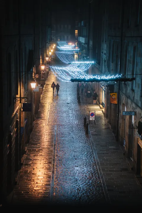 Deszczowa Ulica Tapeta na Telefon · street · 1440×2160