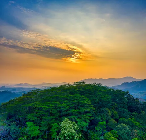 薄霧山谷 4K桌布 · nature · 3840×3674