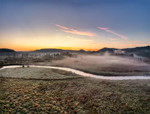 والپیپر درهٔ مه‌آلود با کیفیت 4K · nature · 3840×2923