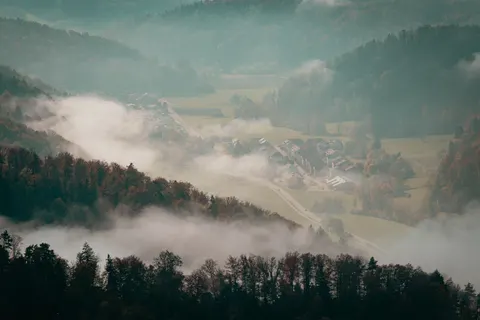 Fond d'écran Vallée brumeuse 4K · nature · 3840×2561