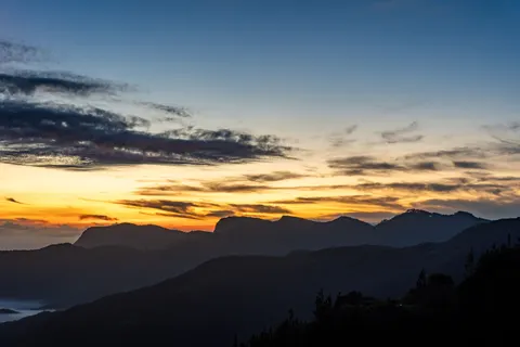 안개 낀 계곡 4K 배경화면 · nature · 3840×2560