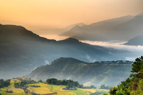 안개 낀 계곡 4K 배경화면 · nature · 3840×2561