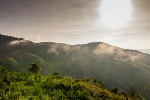 薄霧山谷 4K桌布 · nature · 3840×2560
