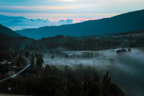 Fondo de pantalla Valle brumoso 4K · nature · 3840×2560