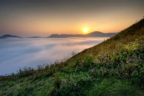 Papel de parede Vale enevoado 4K · nature · 3840×2562