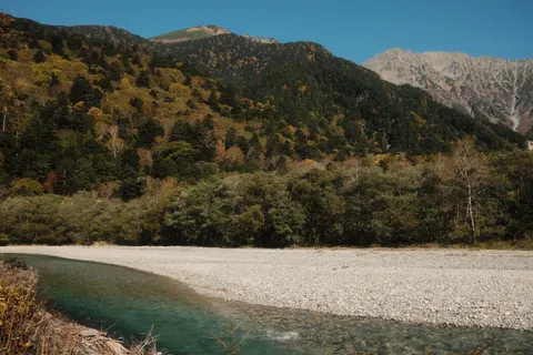 가을 강 4K 배경화면 · nature · 3840×2560