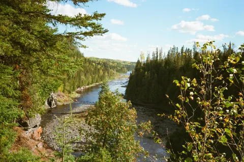 Fond d'écran Rivière d'automne 4K · nature · 3840×2546