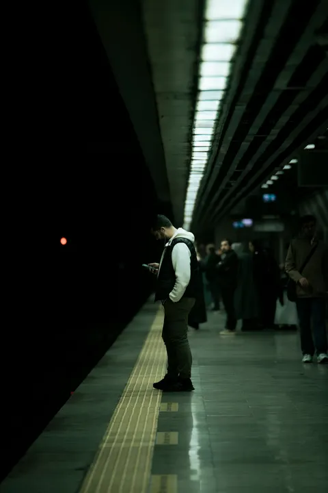 Metro Phone Wallpaper · street · 1440×2160