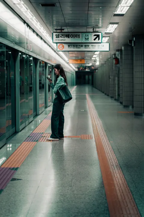 Metro Phone Wallpaper · street · 1440×2160