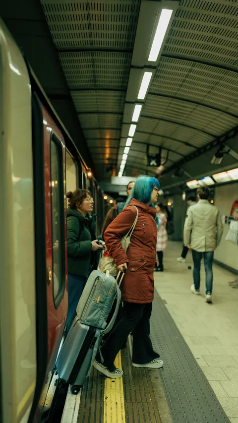 Metro Phone Wallpaper · street · 1440×2559