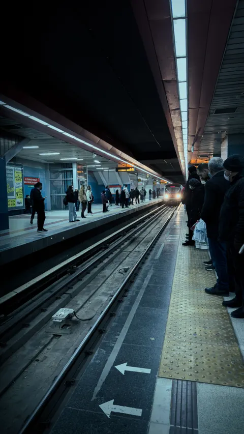Metro Phone Wallpaper · street · 1440×2560