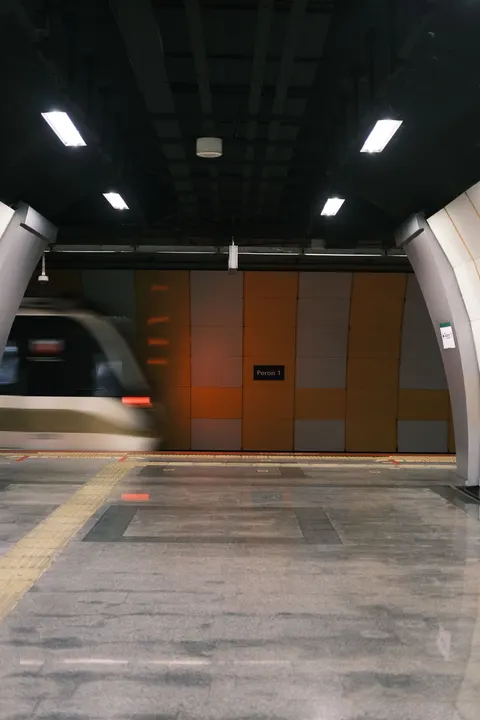Metro Phone Wallpaper · street · 1440×2160