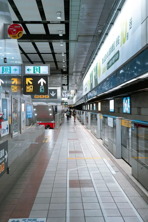 Metro Phone Wallpaper · street · 1440×2159