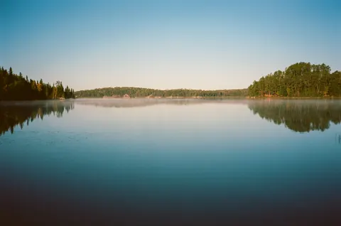 Papel de parede Lago de Montanha na Névoa 4K · nature · 3840×2546