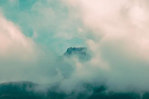 Above the Clouds 4K Wallpaper · mountains · 3840×2560