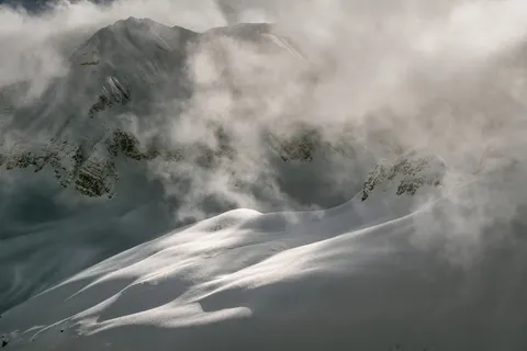 Above the Clouds 4K Wallpaper · mountains · 3840×2561