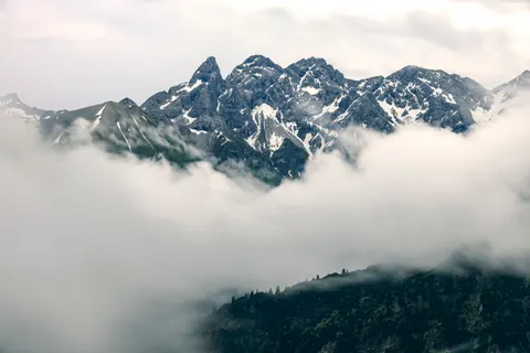 Above the Clouds 4K Wallpaper · mountains · 3840×2560