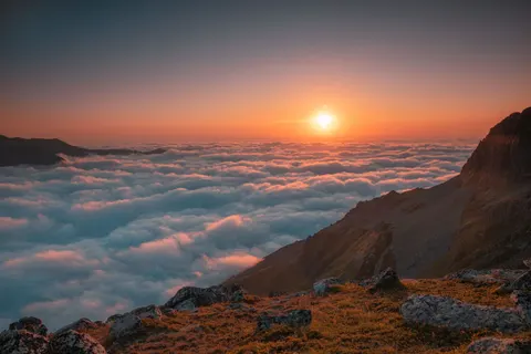 Above the Clouds 4K Wallpaper · mountains · 3840×2560