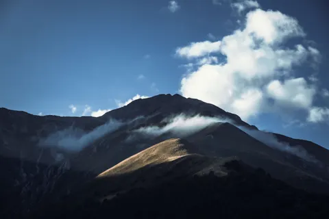 Above the Clouds 4K Wallpaper · mountains · 3840×2560
