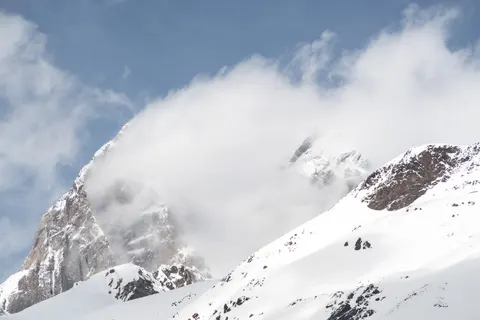 Above the Clouds 4K Wallpaper · mountains · 3840×2561