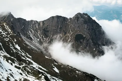 Above the Clouds 4K Wallpaper · mountains · 3840×2560