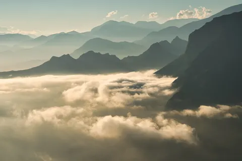 Above the Clouds 4K Wallpaper · mountains · 3840×2560