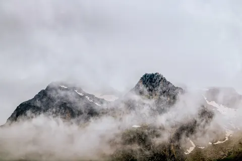 Above the Clouds 4K Wallpaper · mountains · 3840×2560