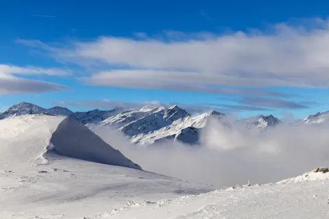 Above the Clouds 4K Wallpaper · mountains · 3840×2560