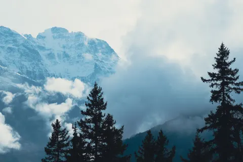 Above the Clouds 4K Wallpaper · mountains · 3840×2560