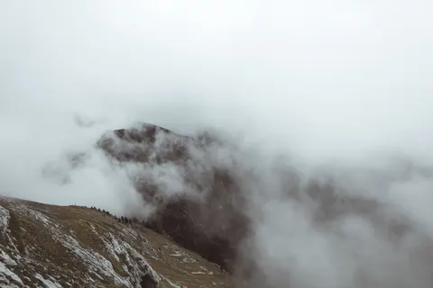 Above the Clouds 4K Wallpaper · mountains · 3840×2560