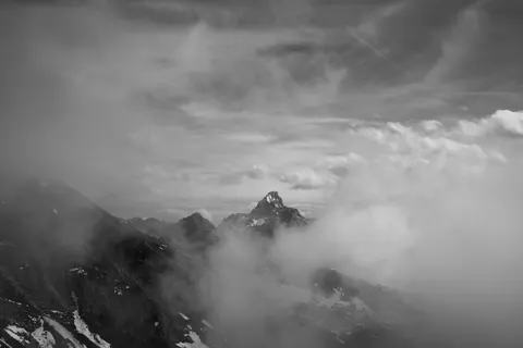 Above the Clouds 4K Wallpaper · mountains · 3840×2560