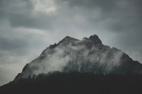 Above the Clouds 4K Wallpaper · mountains · 3840×2560