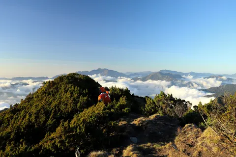 Above the Clouds 4K Wallpaper · mountains · 3840×2560