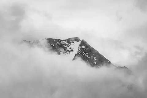 बादलों के ऊपर 4K वॉलपेपर · mountains · 3840×2560