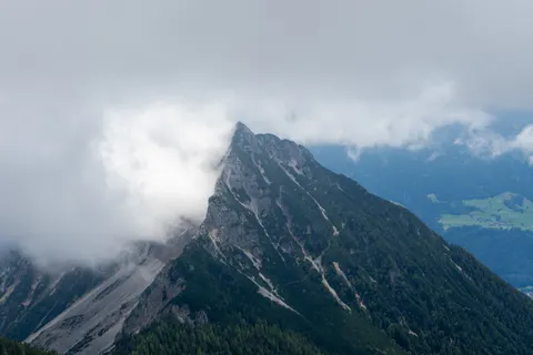 Fond d'écran Au-dessus des nuages 4K · mountains · 3840×2560