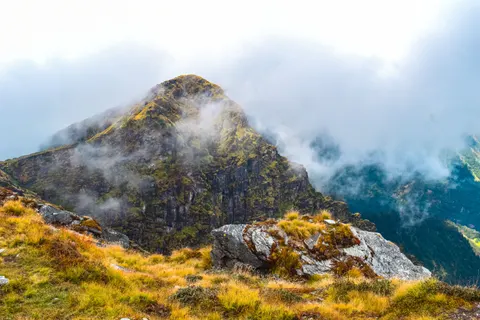 云端之上 4K壁纸 · mountains · 3840×2560