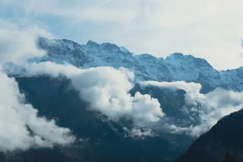 Above the Clouds 4K Wallpaper · mountains · 3840×2560