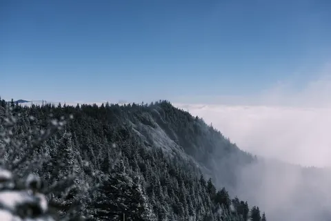 Above the Clouds 4K Wallpaper · mountains · 3840×2560