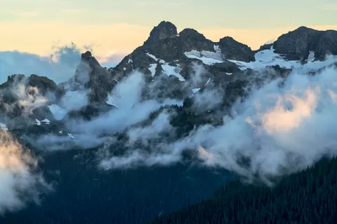 Above the Clouds 4K Wallpaper · mountains · 3840×2560