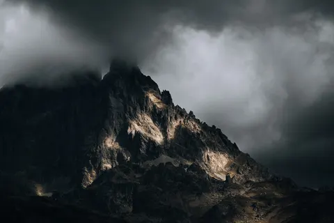 Above the Clouds 4K Wallpaper · mountains · 3840×2560