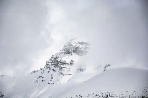 Above the Clouds 4K Wallpaper · mountains · 3840×2560