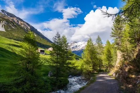 Fond d'écran Sentier de montagne 4K · mountains · 3840×2560