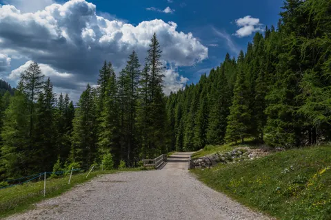Fond d'écran Sentier de montagne 4K · mountains · 3840×2560