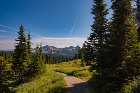 Fond d'écran Sentier de montagne 4K · mountains · 3840×2563