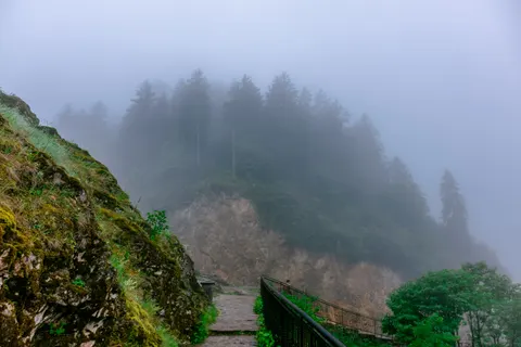 山間步道 4K桌布 · mountains · 3840×2560