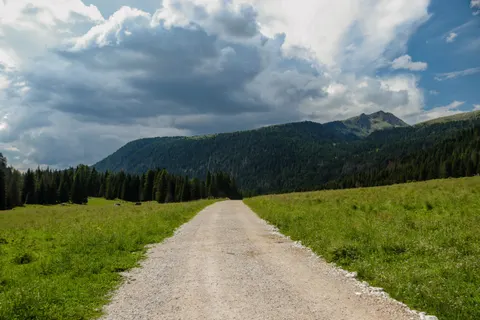 Fond d'écran Sentier de montagne 4K · mountains · 3840×2560