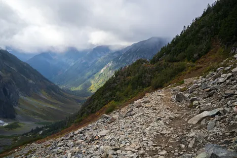 Sfondo Sentiero di montagna 4K · mountains · 3840×2560