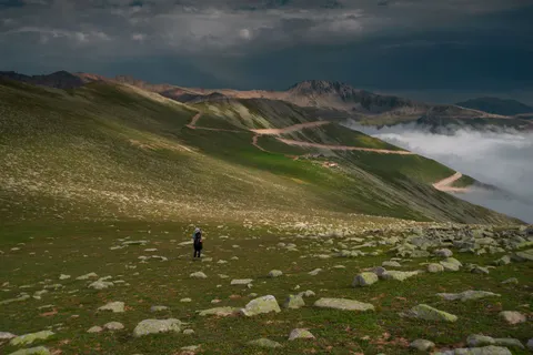 Fond d'écran Sentier de montagne 4K · mountains · 3840×2563