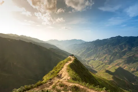 山间步道 4K壁纸 · mountains · 3840×2561